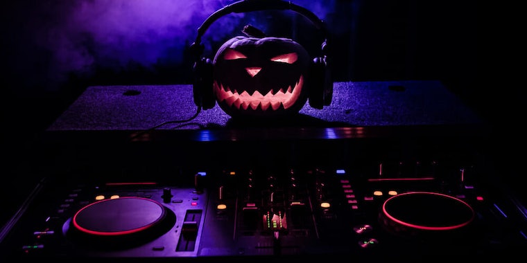Эта страшная музыка, созданная искусственным интеллектом, предлагает персонализированный саундтрек к Хэллоуину. 