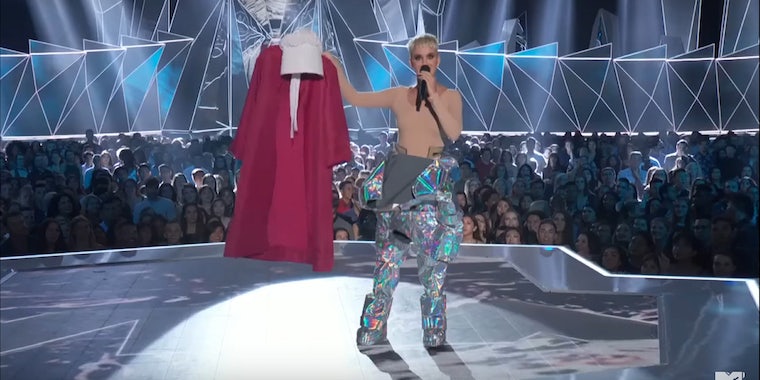 Кэти Перри заставила Интернет съежиться во время церемонии MTV Video Music Awards 2017. 