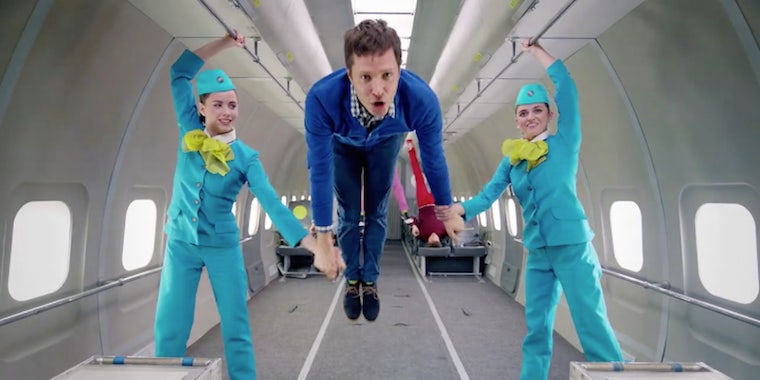 OK Go возвращается с экстравагантным музыкальным видео о невесомости 