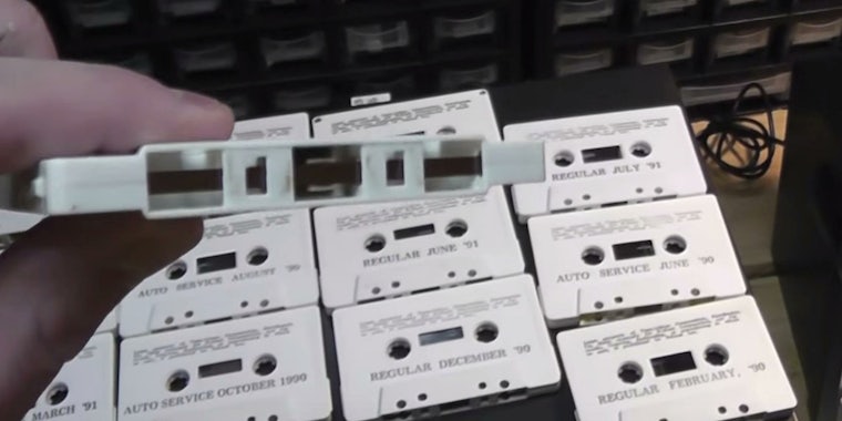 Покопайтесь в великолепном архиве музыки 90-х, хранившейся в магазине бывшего сотрудника Kmart. 
