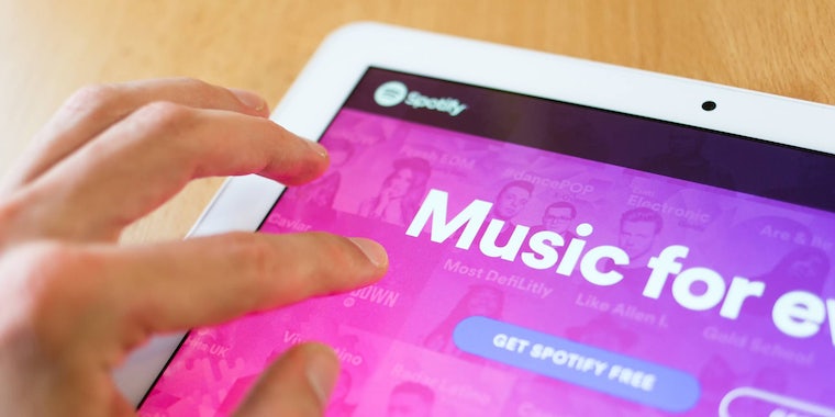 Spotify обвинили в захоронении музыки артистов, сотрудничающих с Apple Music 